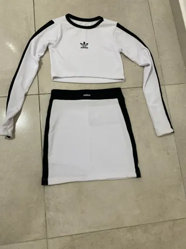 Conjunto adidas cropped e saia 