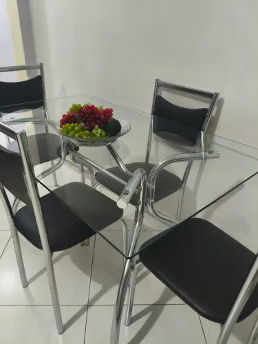 Mesa de Jantar de Vidro com 4 Cadeiras Cromadas - Linda, Moderna e Impecável!