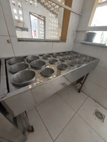 Rechaud refrigerado estrutura em aço inox com 21 cubas, medindo 1,30x,60
