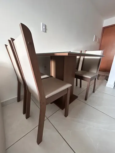 Mesa de jantar com 4 cadeiras 500$