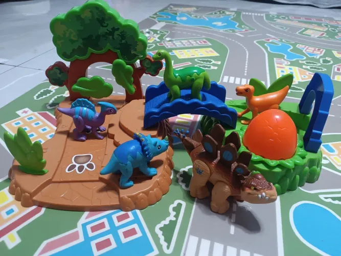 Vale dos dinossauros, brinquedo em ótimo estado para crianças
