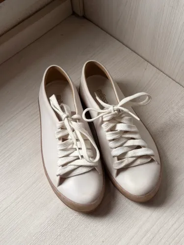 Tênis Melissa branco/off-white - básico e versátil