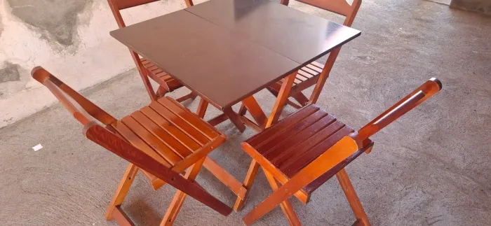 Mesa de madeira maciça dobrável com 4 cadeiras