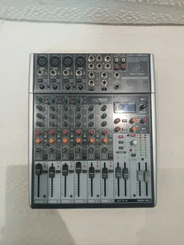 Mesa de som behringer 1204