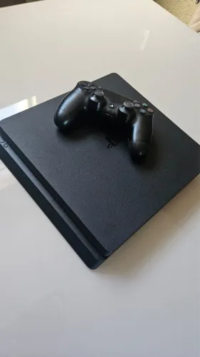 PS4 semi novo, ótimo estado, com 1 controle. Chama no chat.