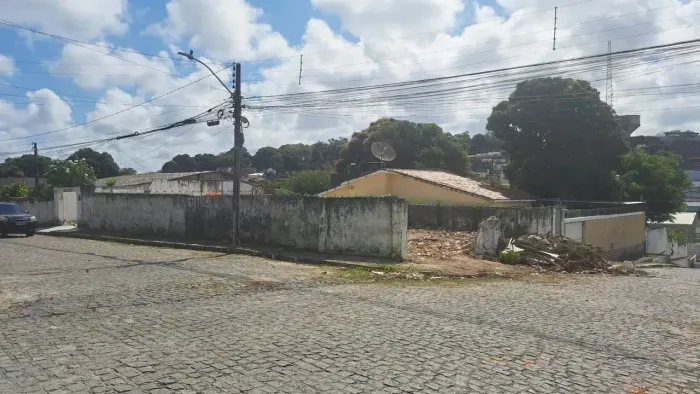 VENDO TERRENO DE ESQUINA - IDEAL P/ CONSTRUIR NA PARTE DE ALTA CAJUEIRO
