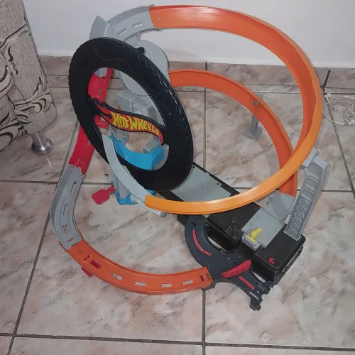 Rampa hotwheels com pilhas novas