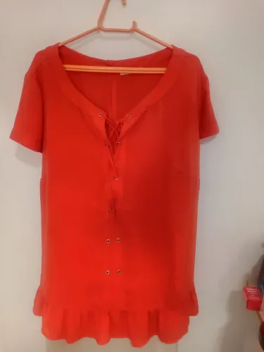 Blusa da cor laranja G2 program