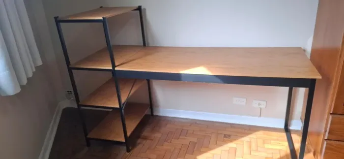 Mesa com prateleiras impecável