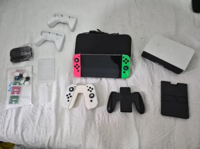 Nintendo Switch OLED Desbloqueado com acessórios e vários jogos.