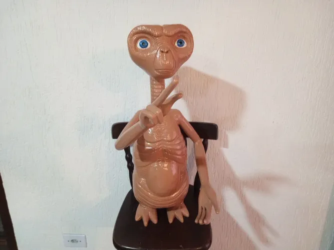 Boneco E.T em madeira 