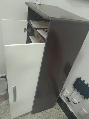 Armário multiuso duas portas com prateleiras