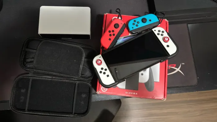 Nintendo Switch Oled Desbloqueado + 4 Joycons + Case e película