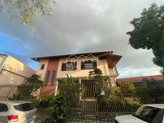 Casa colonial com 4 quartos no bairro da Graça.