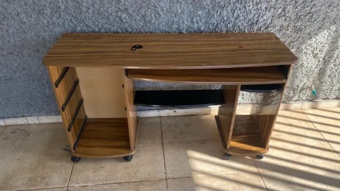 MESA PARA COMPUTADOR / ESCRITÓRIO - ÓTIMO CUSTO-BENEFÍCIO!