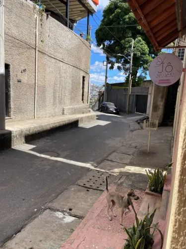 Quarto e banheiro saída pra rua