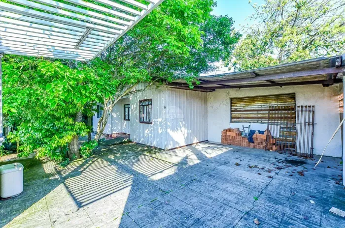 Imóvel para venda possui 320 metros quadrados em Cajuru - Curitiba - PR
