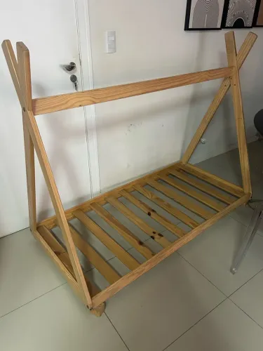 Cama infantil de madeira estilo Montessoriana