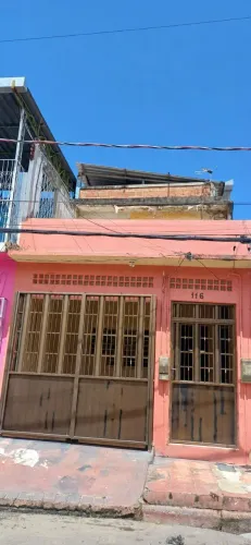 Casa Espaçosa de 2 Pavimentos com Grande Potencial de Investimento Bairro Educandos