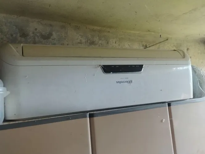 Ar-condicionado Eletrolux 12 000 BTUs.. usado .. ótimo estado