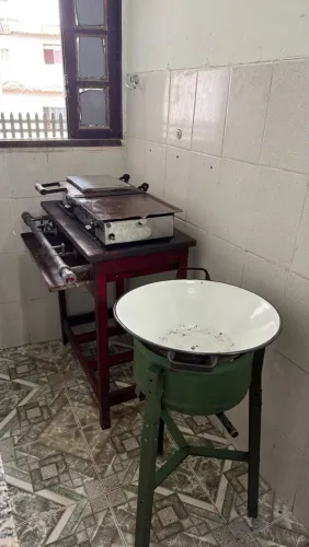 Lote de Equipamentos para Cozinha Industrial - Fogão, Chapa e Tacho