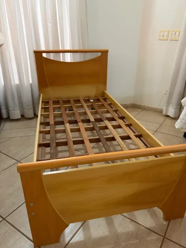 Cama de solteiro (madeira maciça)