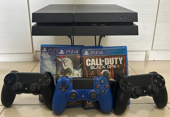 PS4 + 3 JOGOS + 3 CONTROLES