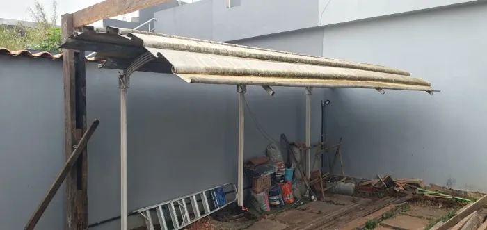 Cobertura de garagem para um carro.