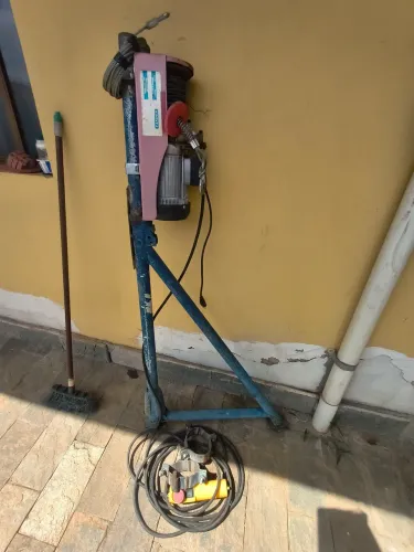 Guincho obra 800kg 6metros 220v com pau de carga