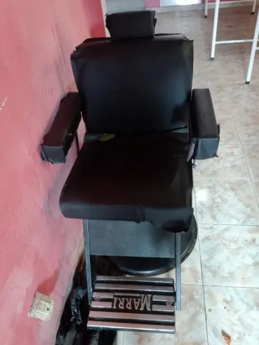 Vendo cadeiras de barbeiro boa usada 1000 reais faço rolo aceita ideia