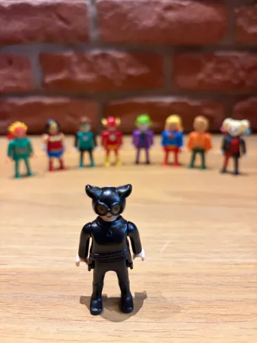 Boneco Mulher Gato DC Playmobil Kinder Ovo
