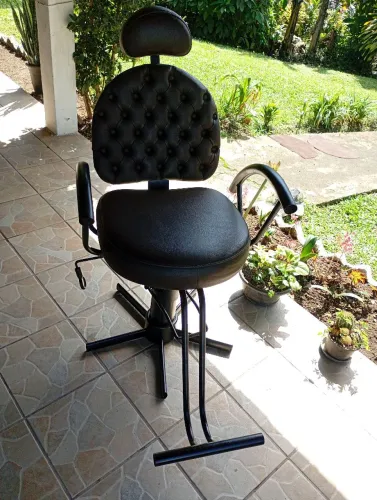Cadeira hidráulica com regulagem de altura e encosto