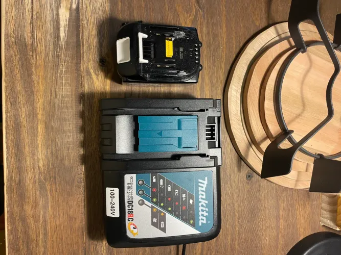 Kit Carregador Rápido Makita Dc18rc Bivolt + Bateria 18v Lxt - Semi Novo