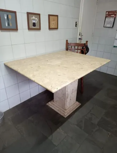 Mesa em mármore travertino 