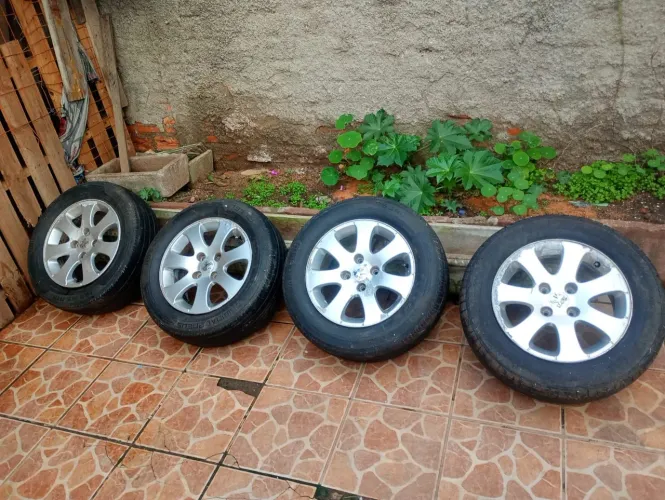 Jogo 4 rodas aro 15 originais do pegeout 307, com pneus em bom estado 195/65 R15
