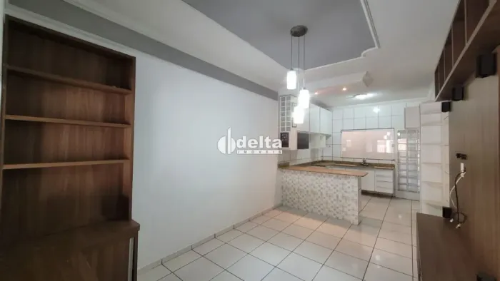 Casa com 2 quartos sendo 1 suite para locação no bairro Jardim Holanda em Uberlândia-MG