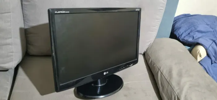 Monitor LG 22" top