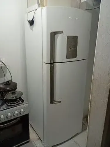 Geladeira bem conservada, nenhuma ferrugem