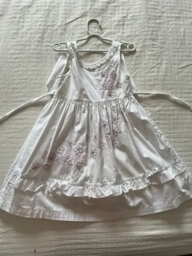 vestido alphabeto branco com flores e detalhe atrás 2 anos