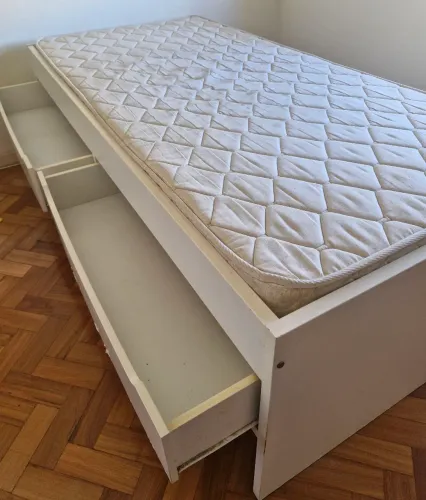 Cama de solteiro em ótimo estado