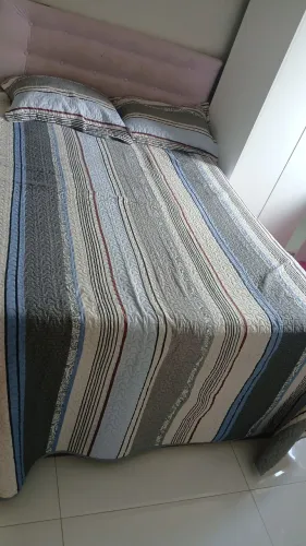 Vendo cama box de madeira com couchão em mola essacada 900 reais