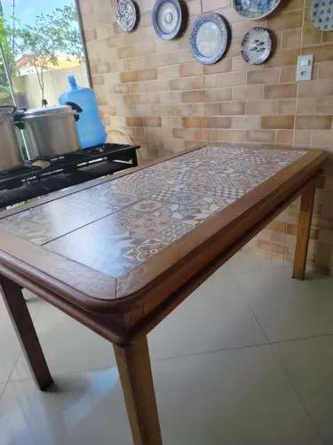 Vendo mesa para 6 lugares em mogno e cerâmica
