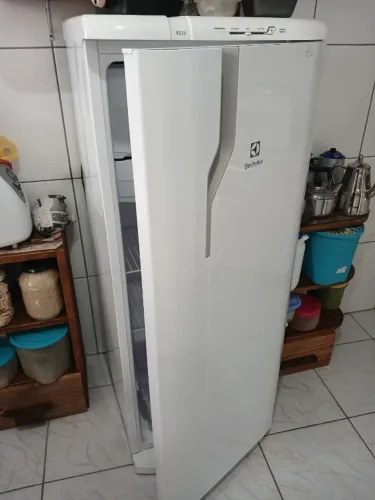 Vendo geladeira Eletrolux R31 220v 240l em ótimo estado com 4 anos de uso.
