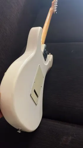Um contra baixo e uma guitarra