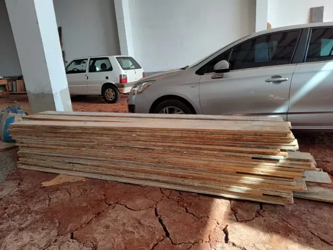 Tábuas de 20cm x 3m, tábuas de 10cm x 3m, eucaliptos e outras coisas