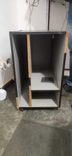 Porta Gabinete para Computador com Rodízios