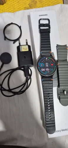 Vendo meu galaxy watch 7 44mm vai com capinha e 2 pulseira, 1 verde original outra pretam