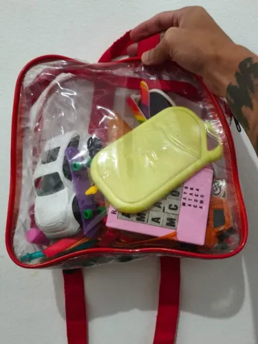 Mochilinha com brinquedos aleatorios