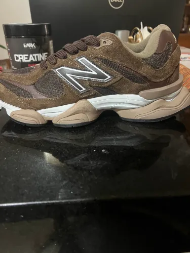 New Balance 9060 Premium Suede Marrom (42)