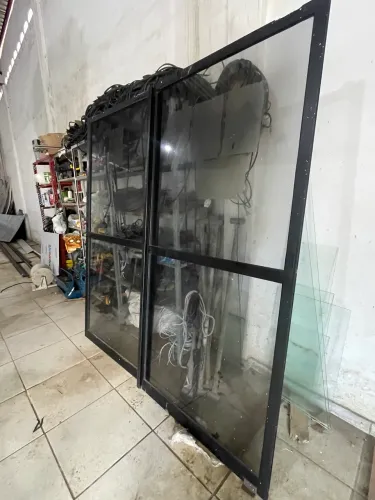 DUAS FOLHAS DE PORTA EM ESQUADRIA DE ALUMÍNIO 